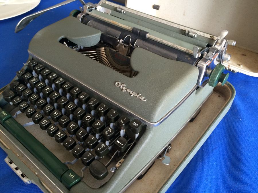 Olympia Typewriter in Green with Case [Photo 5]