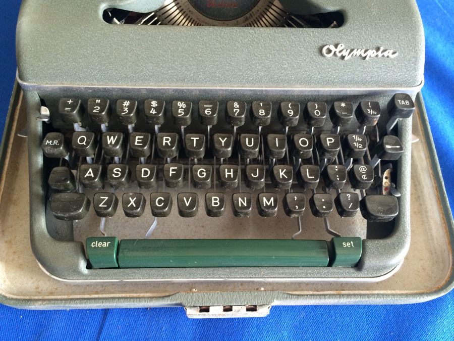 Olympia Typewriter in Green with Case [Photo 4]