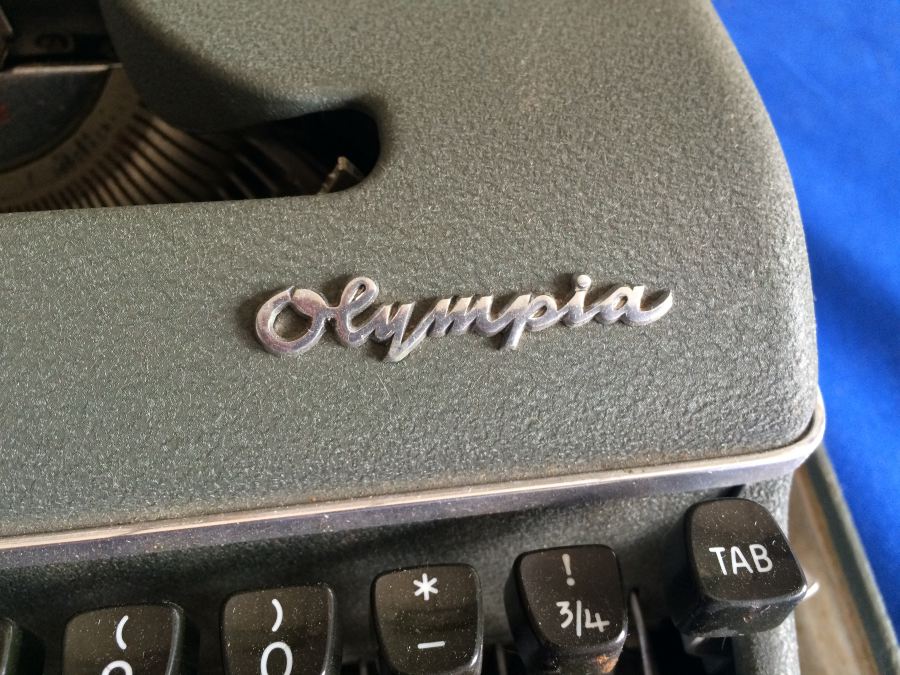 Olympia Typewriter in Green with Case [Photo 3]