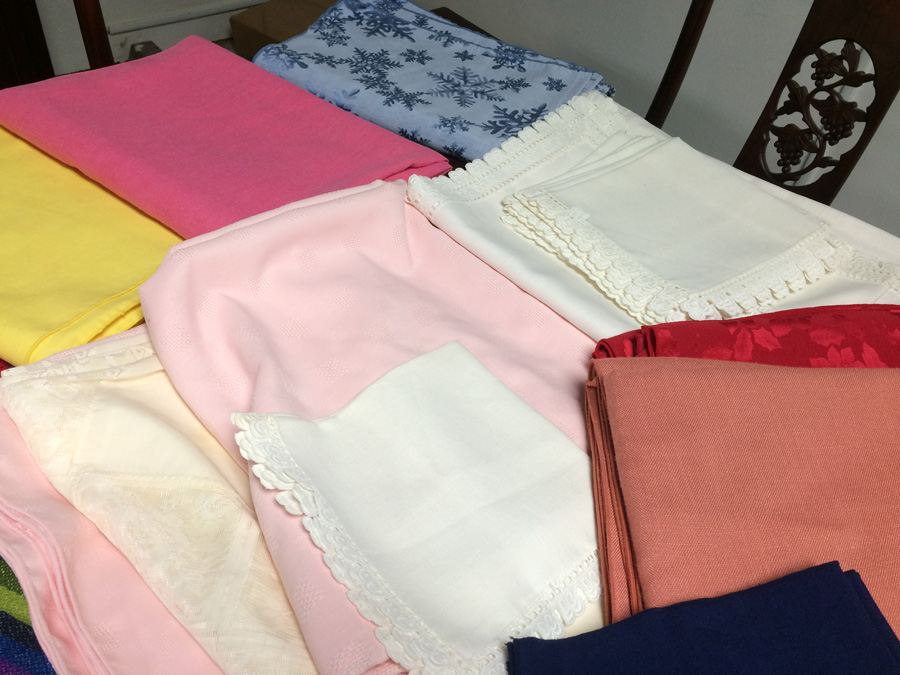Large Tablecloth Lot [Photo 9]