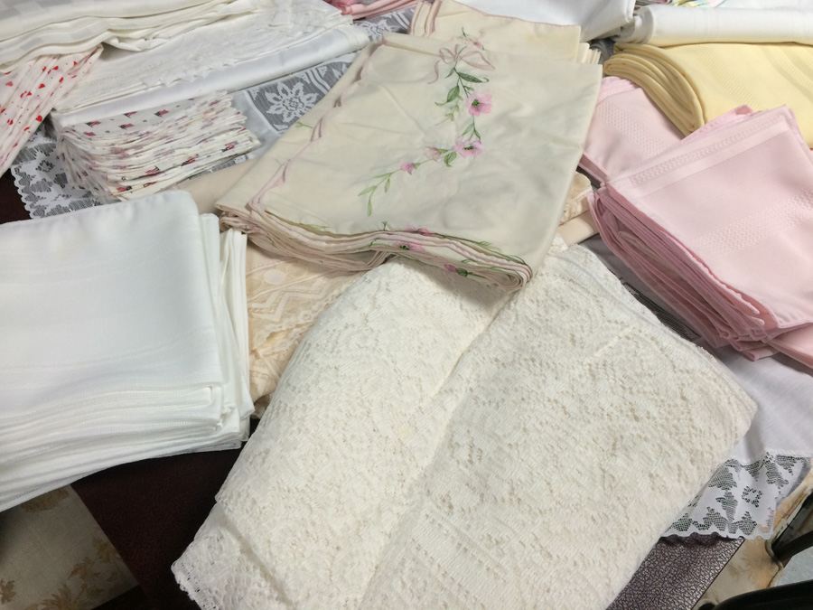 Large Tablecloth Lot [Photo 2]