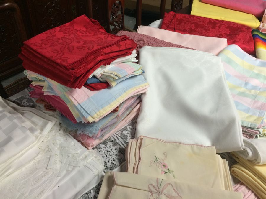 Large Tablecloth Lot [Photo 4]