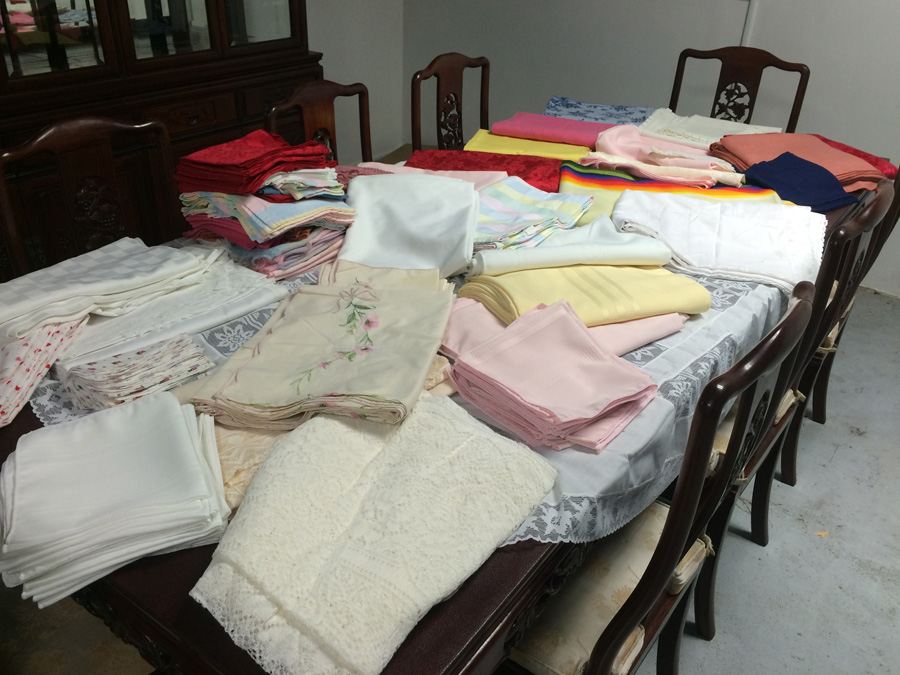 Large Tablecloth Lot [Photo 1]