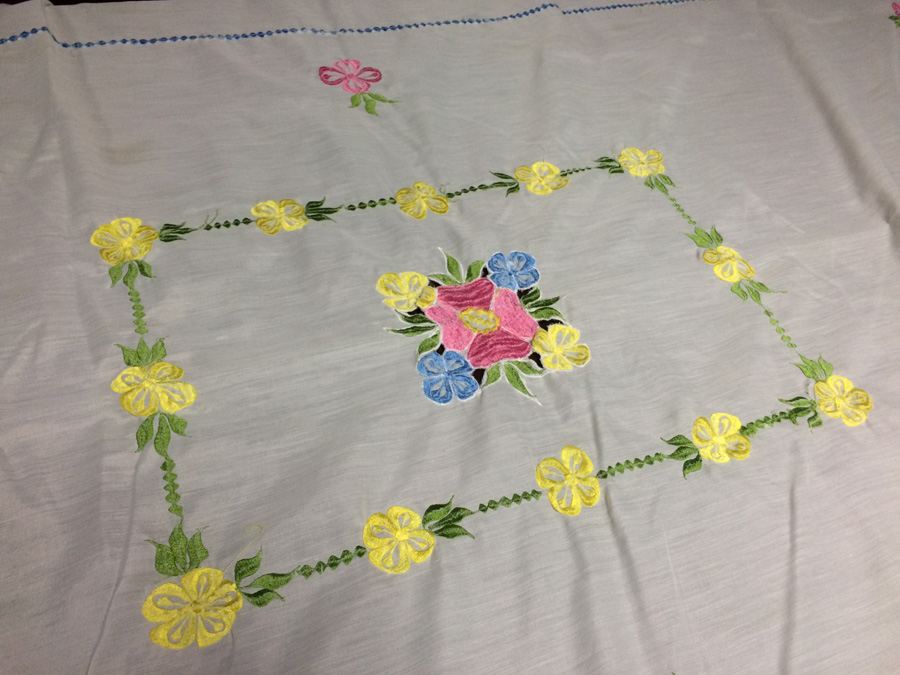 Large Tablecloth Lot [Photo 14]