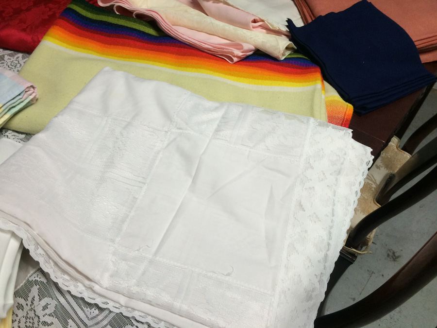 Large Tablecloth Lot [Photo 7]