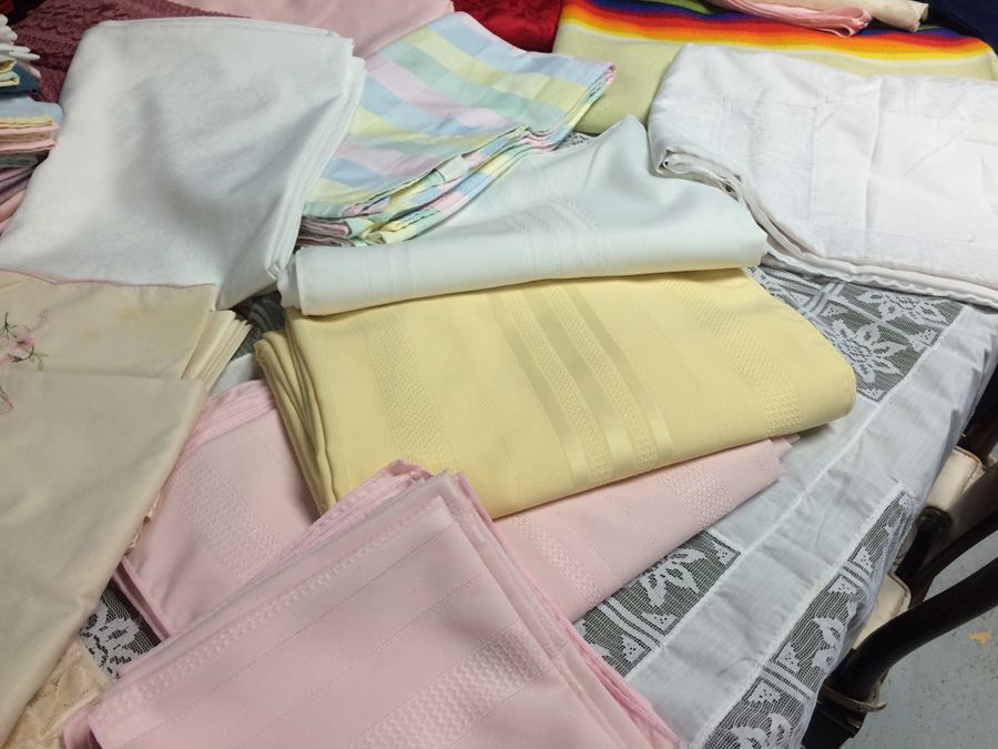 Large Tablecloth Lot [Photo 5]