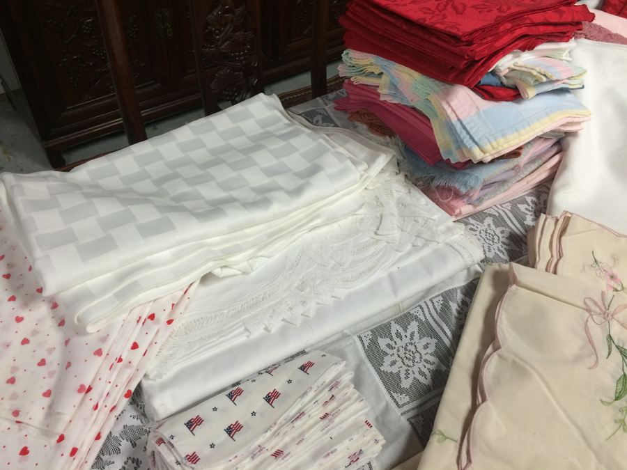 Large Tablecloth Lot [Photo 3]