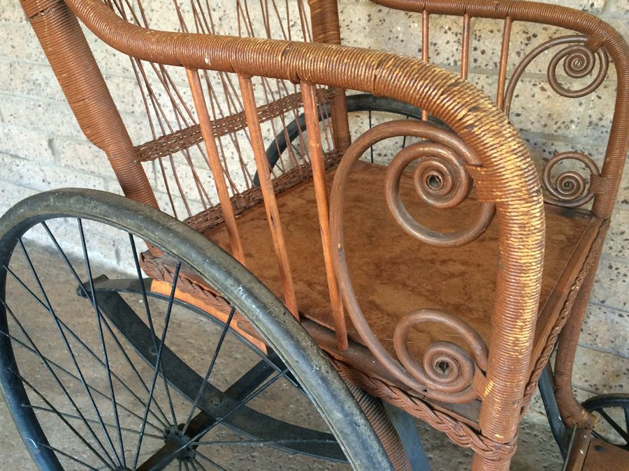 Antique Wheelchair [Photo 2]