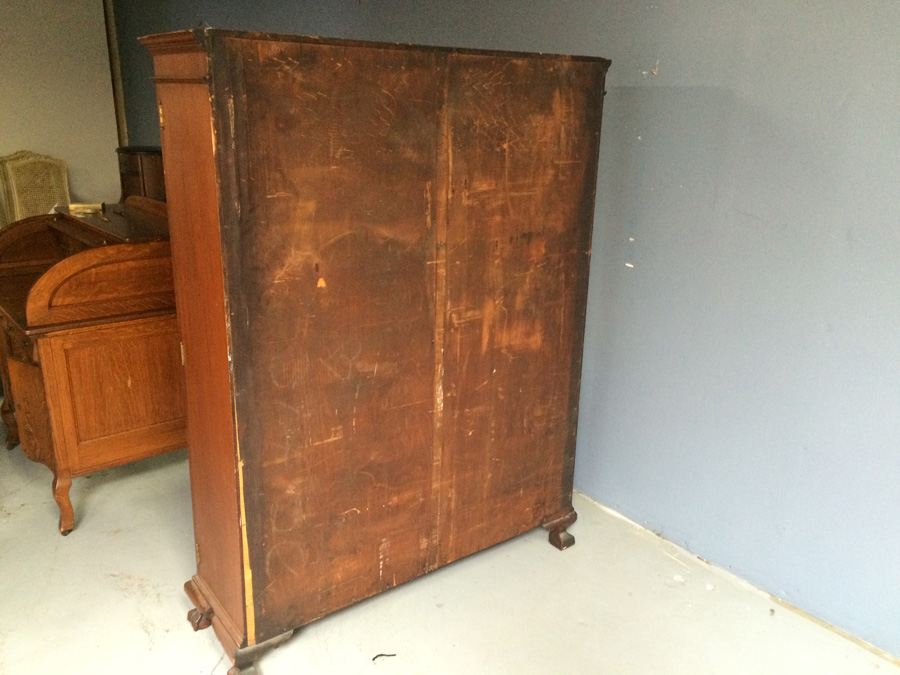 Beautiful Antique 2 Door Bookcase with Lock and Ball and Claw Feet [Photo 19]