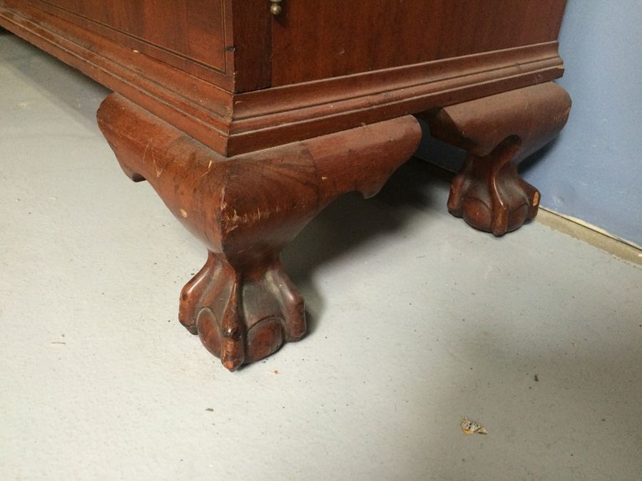 Beautiful Antique 2 Door Bookcase with Lock and Ball and Claw Feet [Photo 8]
