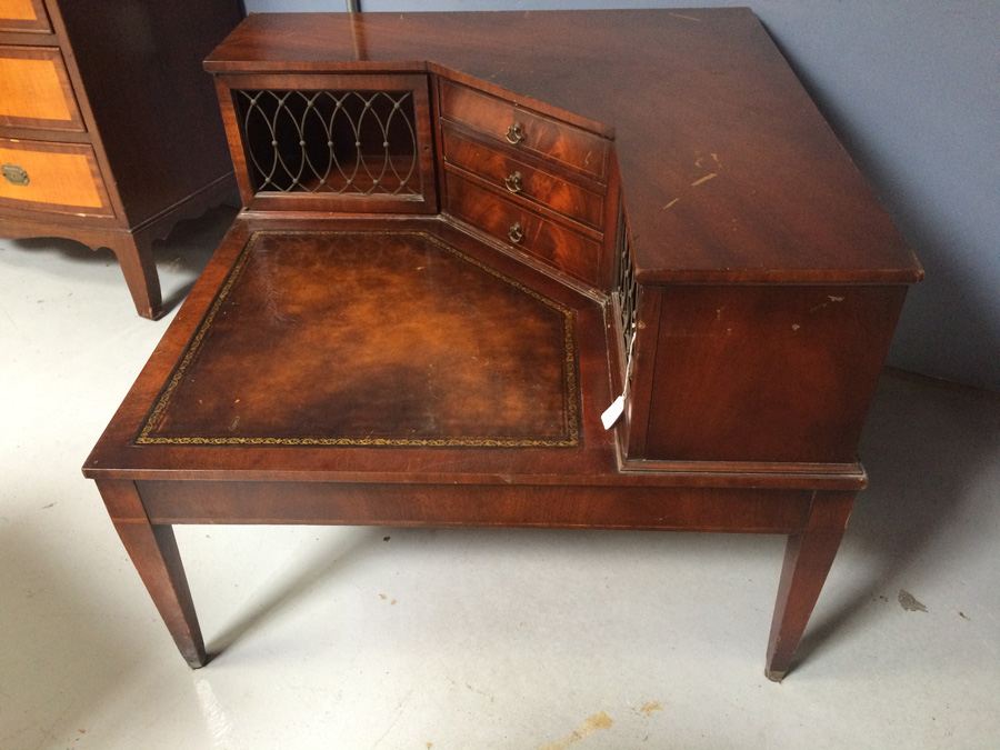 Corner Table [Photo 1]