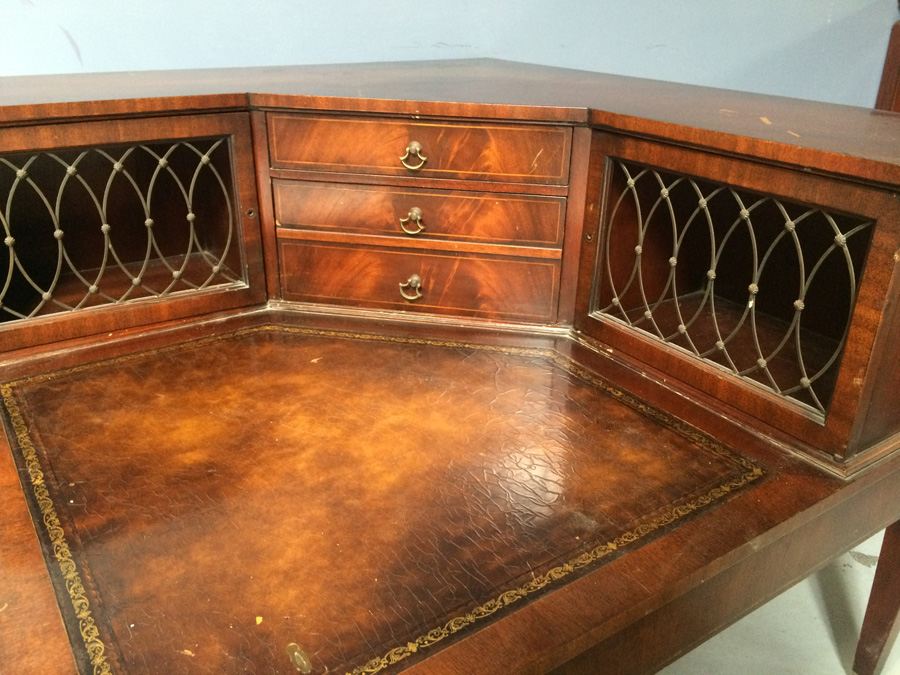 Corner Table [Photo 3]