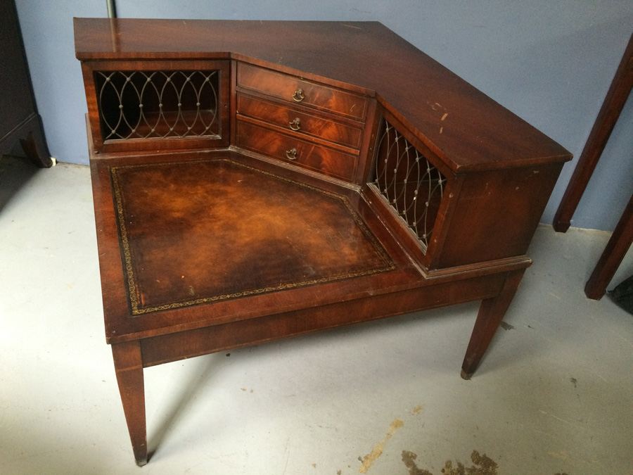 Corner Table [Photo 2]