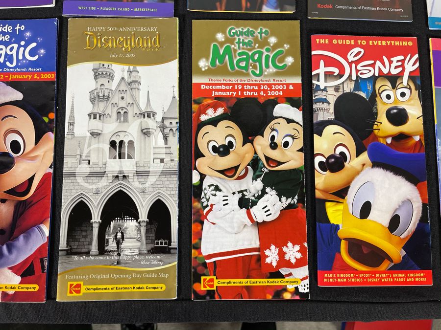 (24) Disneyland / Disney Ephemera Related Guide Maps [Photo 4]