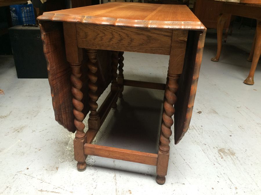 Vintage Drop-Leaf Gate-Leg Oak Table in Excellent Condition [Photo 1]