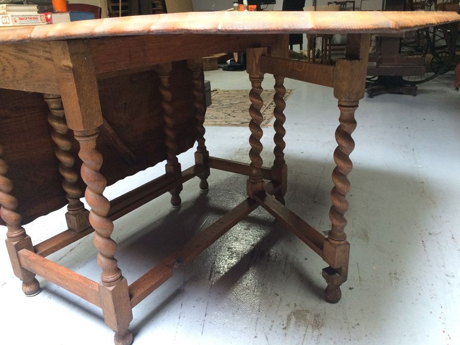 Vintage Drop-Leaf Gate-Leg Oak Table in Excellent Condition [Photo 8]