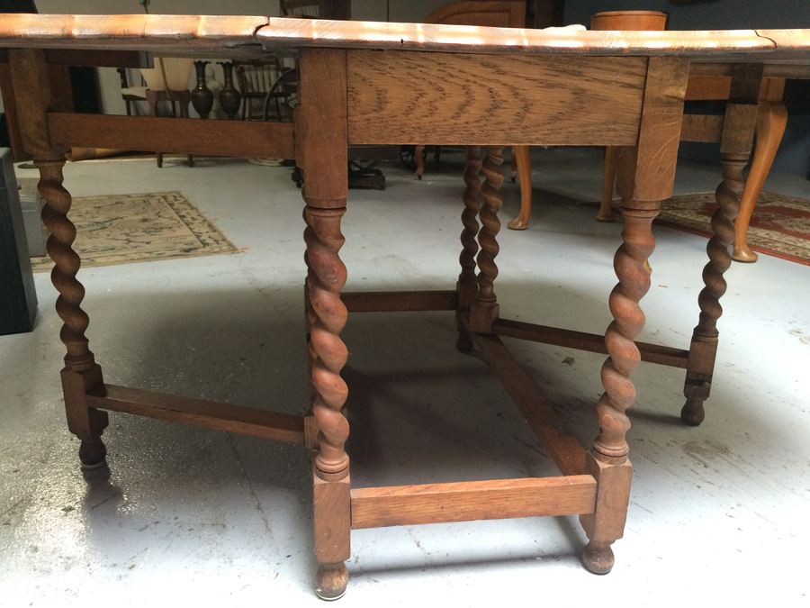 Vintage Drop-Leaf Gate-Leg Oak Table in Excellent Condition [Photo 2]