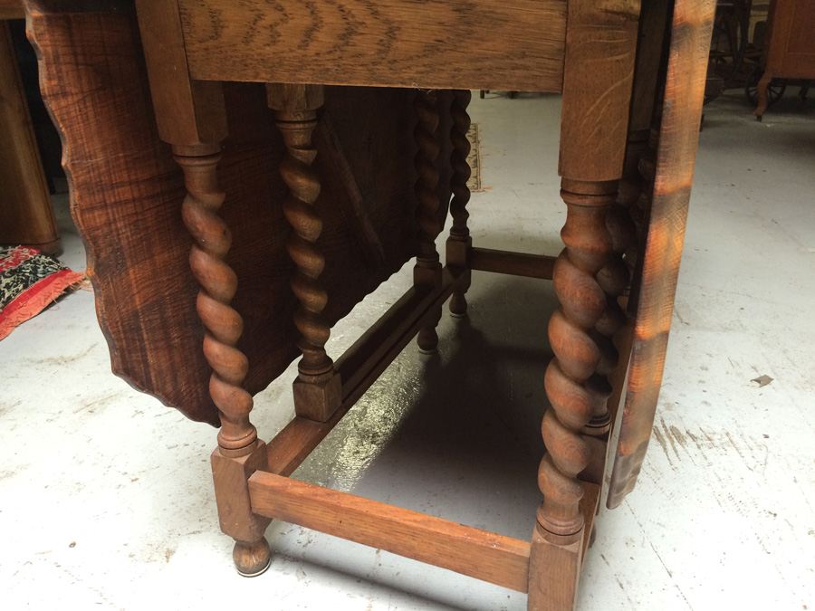 Vintage Drop-Leaf Gate-Leg Oak Table in Excellent Condition [Photo 4]