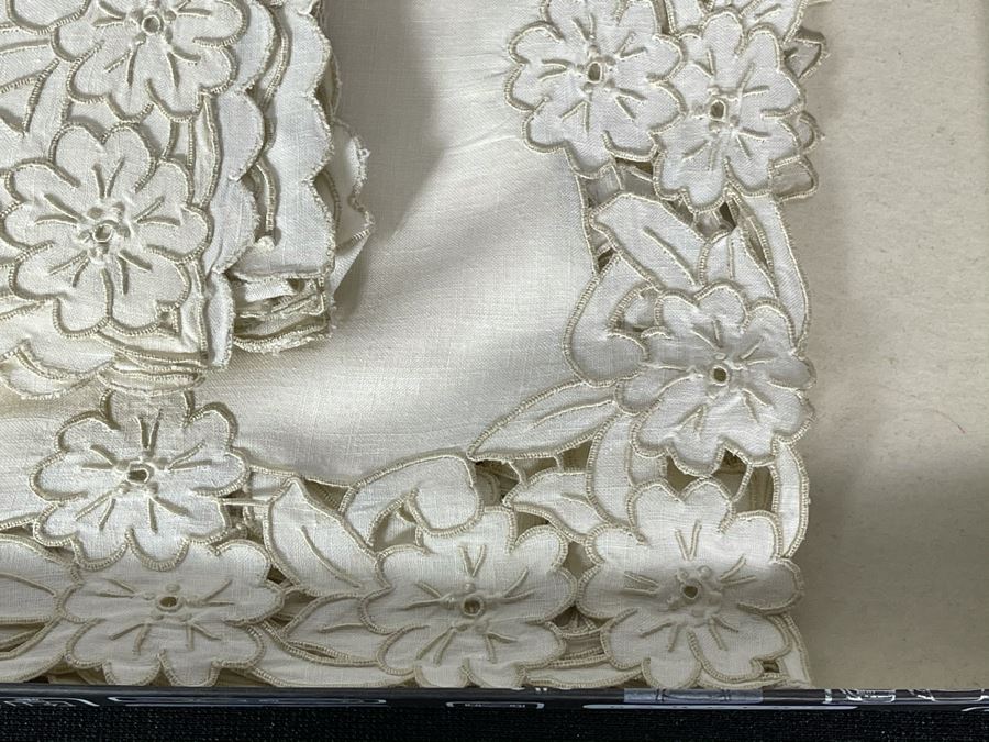 Vintage New Old Stock Hand Embroidery Linens Barker's Set Of 8 Napkins And Placemats [Photo 6]