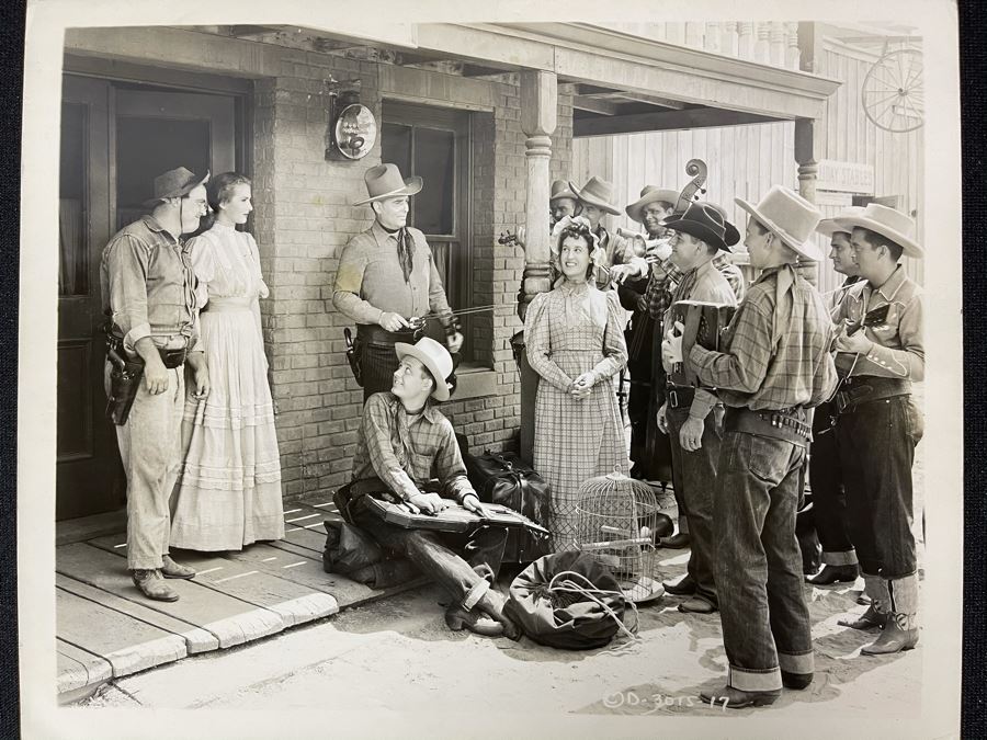 Actress Carole Mathews Old Hollywood B&W Photograph From 1940 Western Movie Scene 'The Durango Kid' 8.5 X 11 [Photo 2]