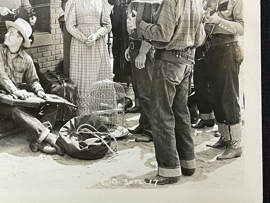 Actress Carole Mathews Old Hollywood B&W Photograph From 1940 Western Movie Scene 'The Durango Kid' 8.5 X 11 [Photo 7]