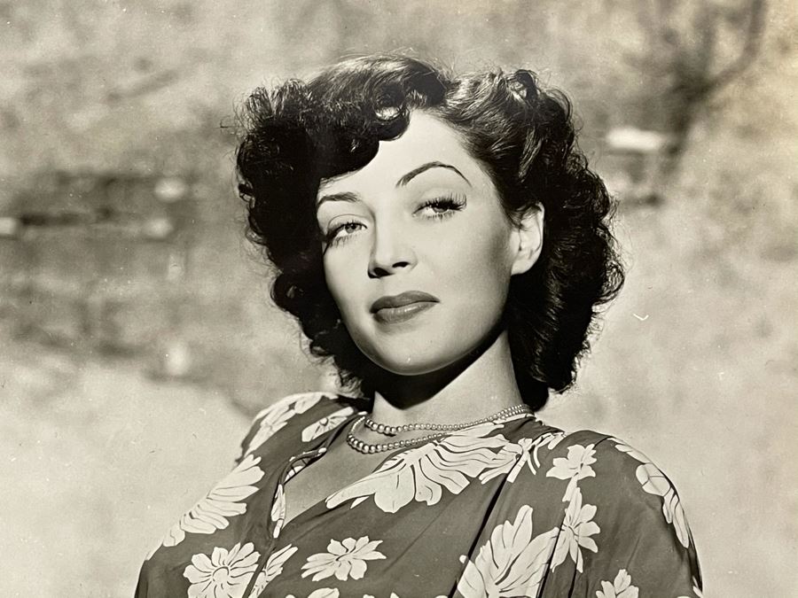 Old Hollywood Actress Marie Windsor Signed B&W Photograph 8.5 X 11 [Photo 2]