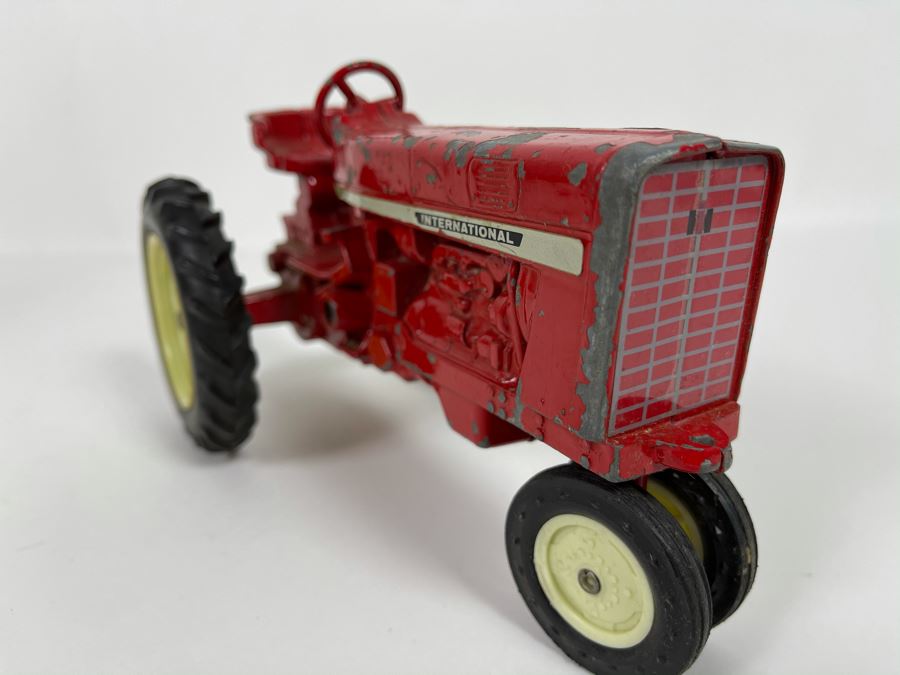 JUST ADDED - Vintage Ertl Cast Iron International Tractor [Photo 4]