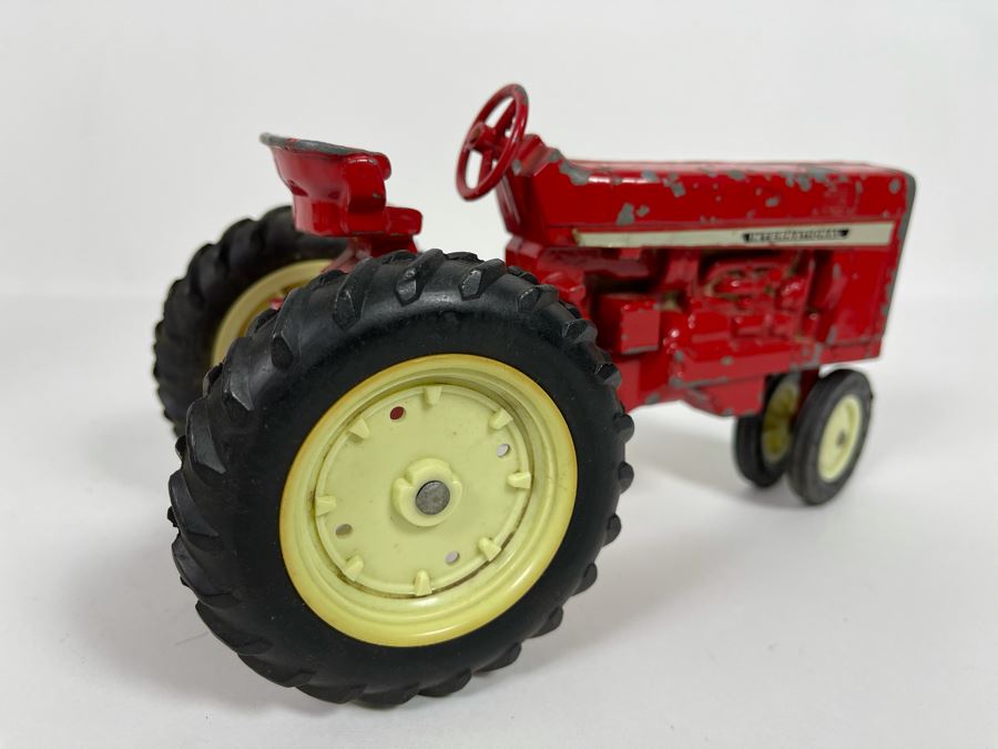 JUST ADDED - Vintage Ertl Cast Iron International Tractor [Photo 7]