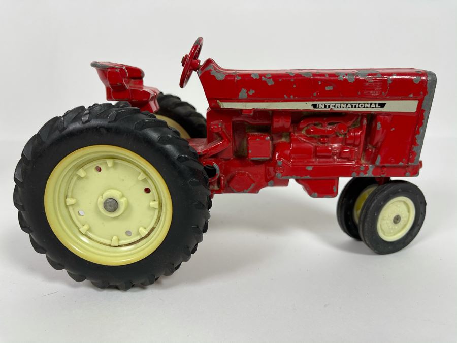 JUST ADDED - Vintage Ertl Cast Iron International Tractor [Photo 5]