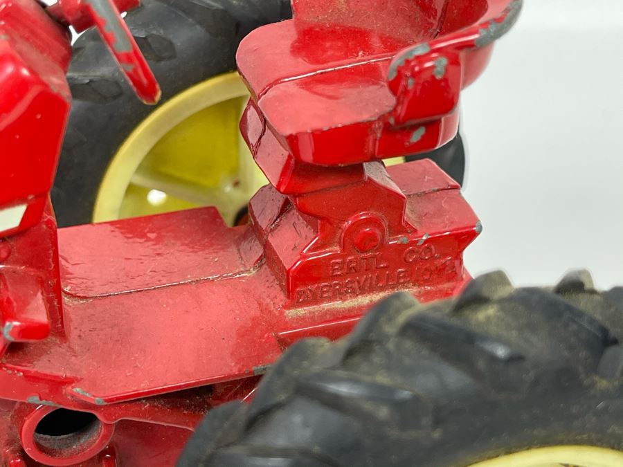 JUST ADDED - Vintage Ertl Cast Iron International Tractor [Photo 3]