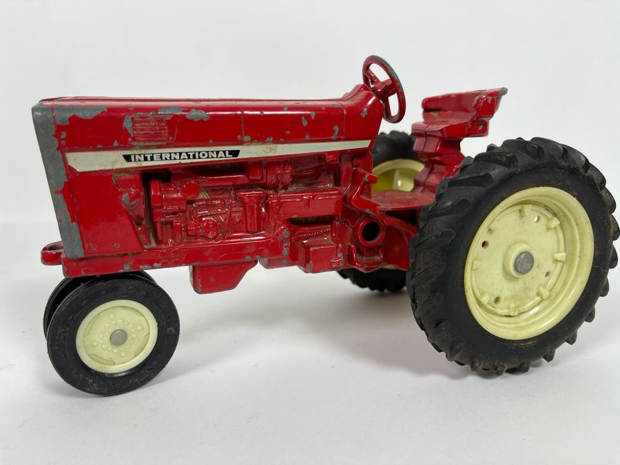 JUST ADDED - Vintage Ertl Cast Iron International Tractor [Photo 2]