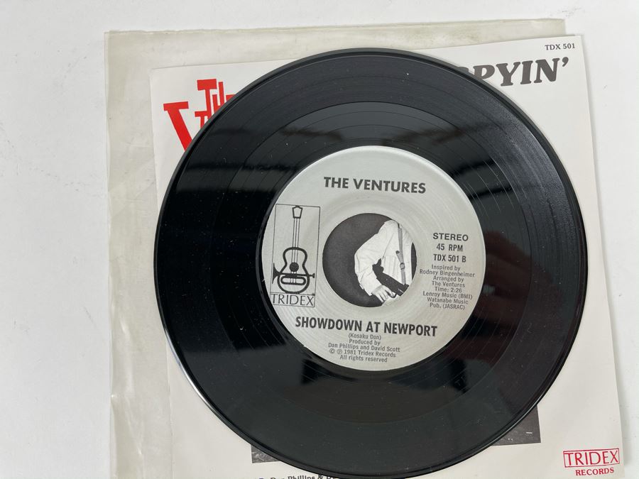 Vintage The Ventures Showdown At Newport / Surfin' & Spyin' 45RPM Vinyl Record [Photo 7]