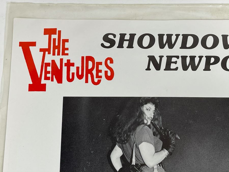 Vintage The Ventures Showdown At Newport / Surfin' & Spyin' 45RPM Vinyl Record [Photo 3]