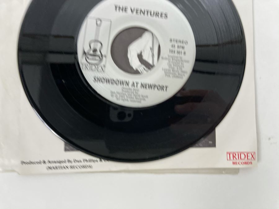 Vintage The Ventures Showdown At Newport / Surfin' & Spyin' 45RPM Vinyl Record [Photo 8]