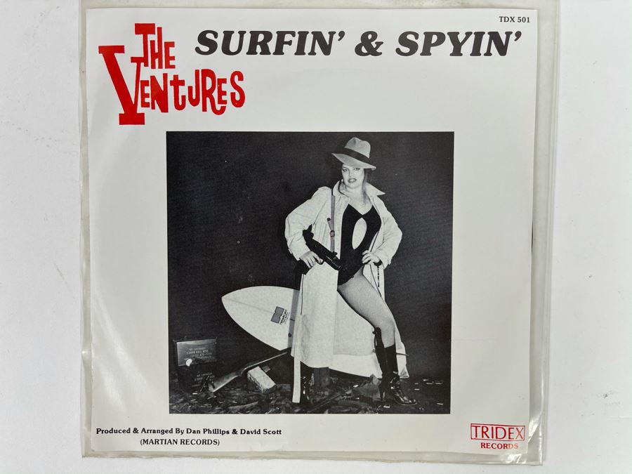 Vintage The Ventures Showdown At Newport / Surfin' & Spyin' 45RPM Vinyl Record [Photo 4]