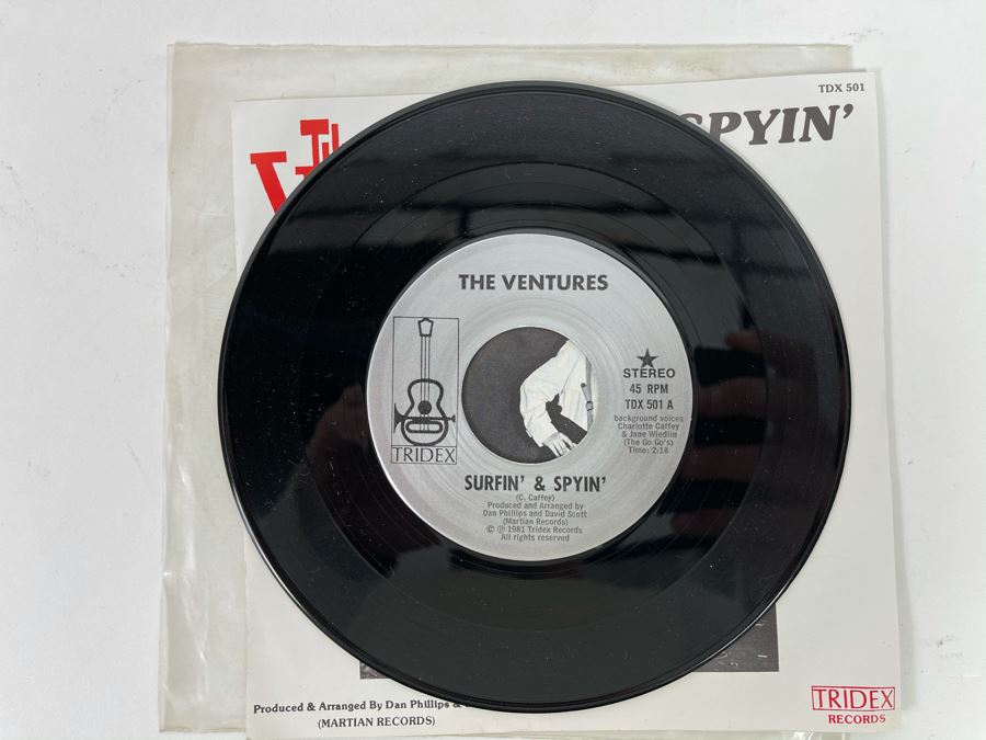 Vintage The Ventures Showdown At Newport / Surfin' & Spyin' 45RPM Vinyl Record [Photo 6]