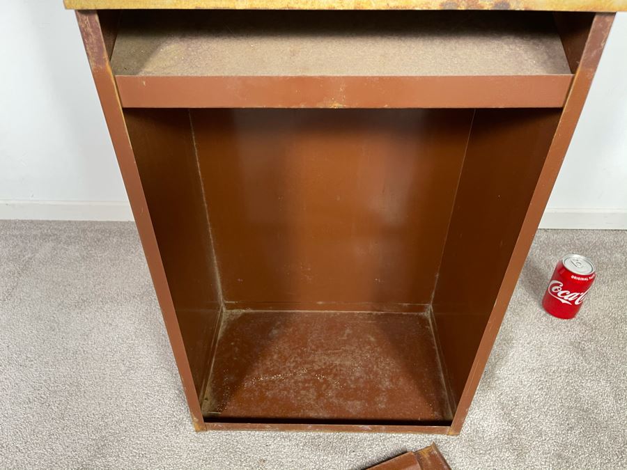 Vintage 10 Cent Metal Candy Vending Machine With Key 16.5'W X 10'D X 68.5'H [Photo 16]