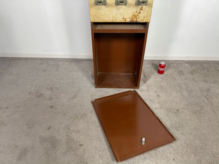 Vintage 10 Cent Metal Candy Vending Machine With Key 16.5'W X 10'D X 68.5'H [Photo 15]