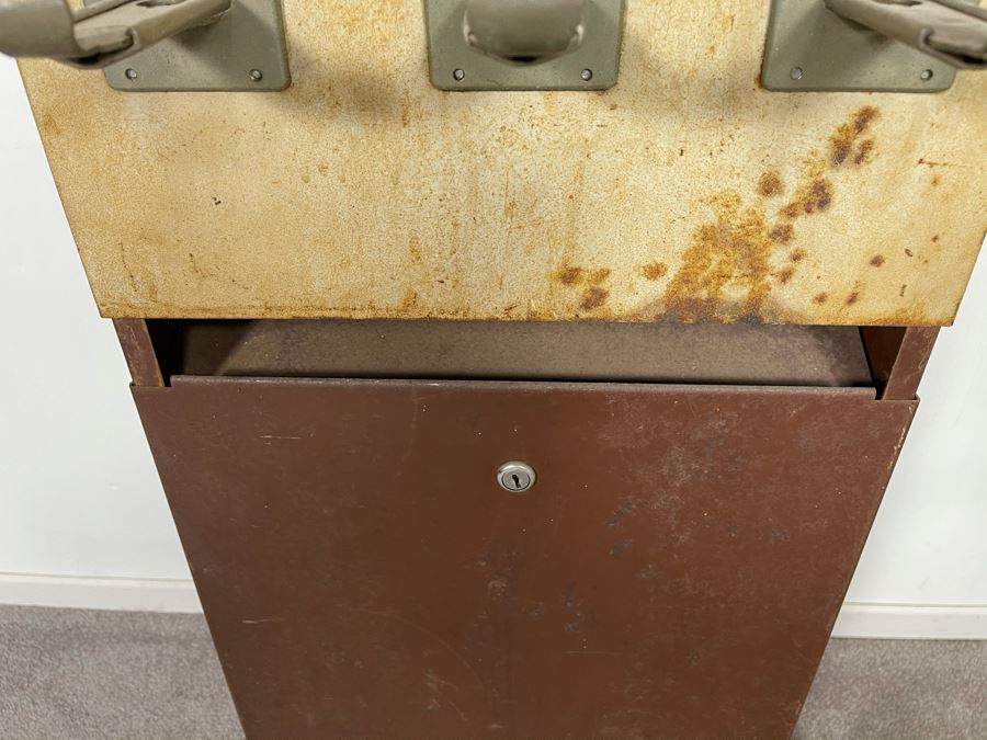 Vintage 10 Cent Metal Candy Vending Machine With Key 16.5'W X 10'D X 68.5'H [Photo 9]