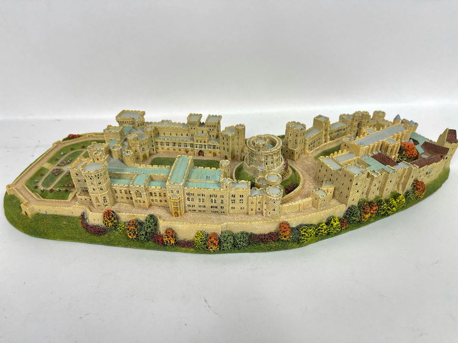 Danbury Mint Windsor Castle From The Collection Entitled Castles Of The British Monarchy With Box 21 X 10 X 6 [Photo 3]