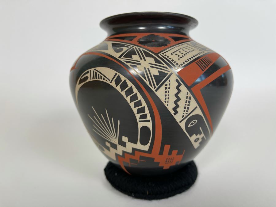 Mata Ortiz Indian Art Pottery Signed By Carlos Carrillo Mexico 6W X 6H