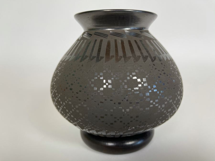 Mata Ortiz Indian Art Black Pottery Signed By Lidia Ponce Mexico 5W X 4H [Photo 1]
