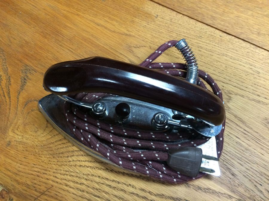 Vintage Durabilt Iron in Excellent Condition [Photo 2]