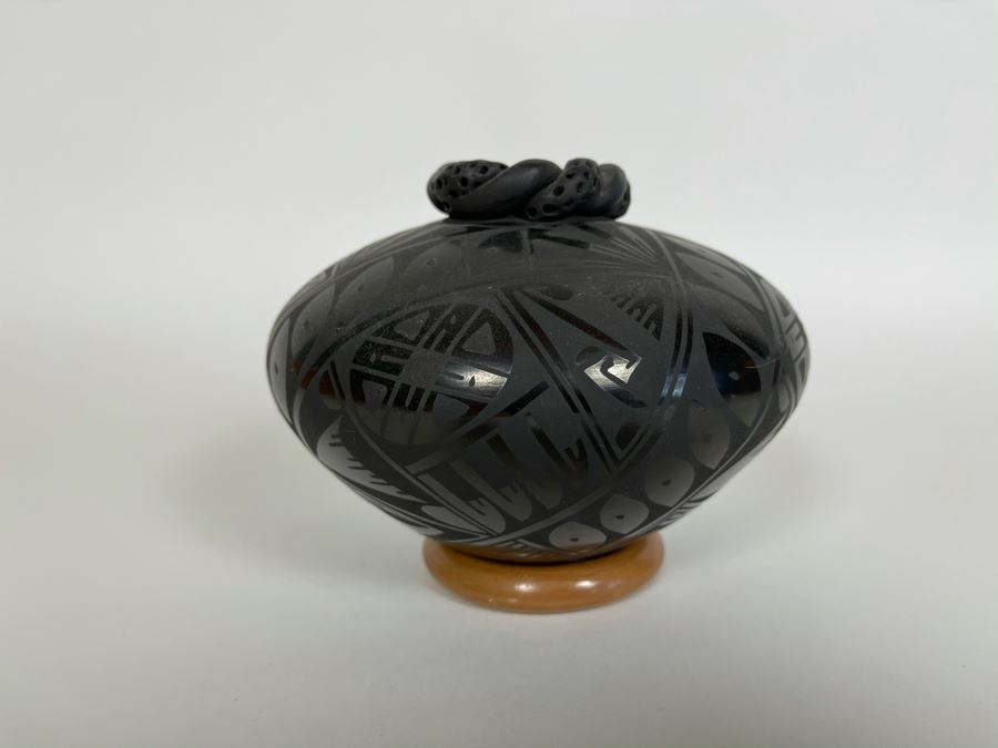 Mata Ortiz Indian Art Black Pottery Signed By Oscar Gonzalez Quezada, Jr. Mexico [Photo 5]