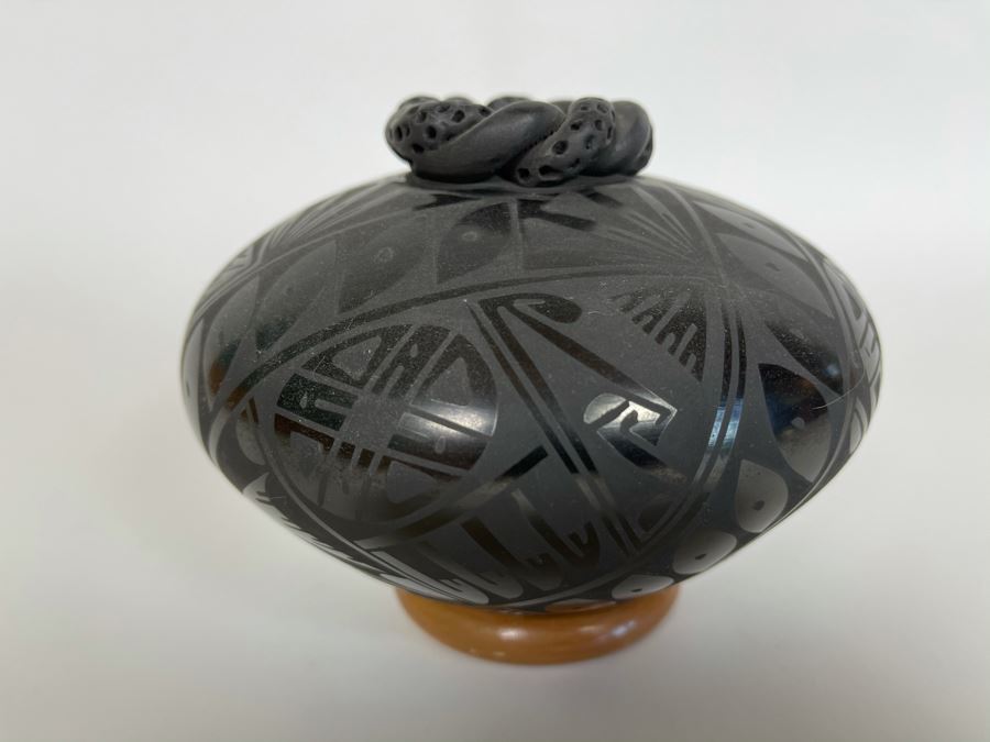 Mata Ortiz Indian Art Black Pottery Signed By Oscar Gonzalez Quezada, Jr. Mexico