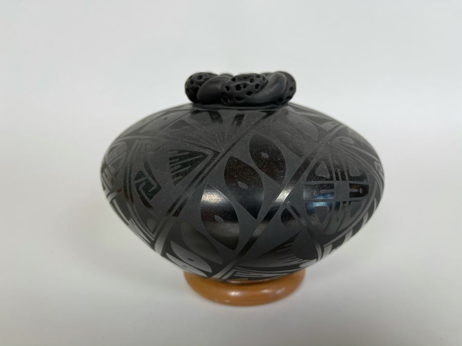 Mata Ortiz Indian Art Black Pottery Signed By Oscar Gonzalez Quezada, Jr. Mexico [Photo 3]