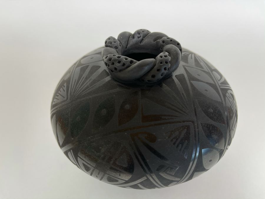 Mata Ortiz Indian Art Black Pottery Signed By Oscar Gonzalez Quezada, Jr. Mexico [Photo 4]