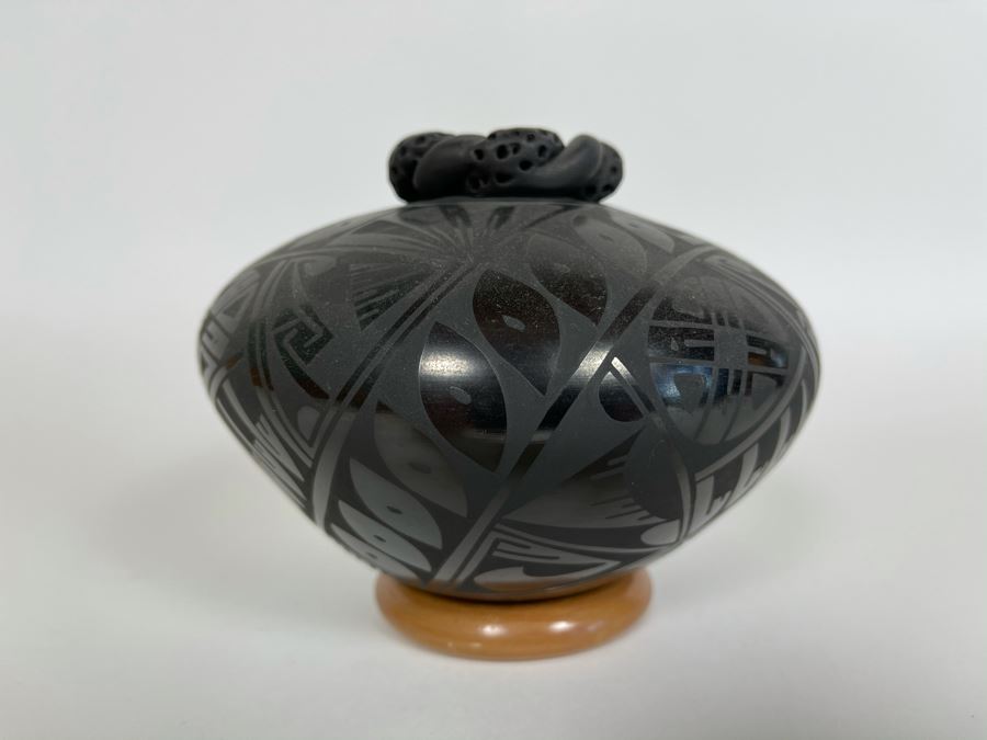 Mata Ortiz Indian Art Black Pottery Signed By Oscar Gonzalez Quezada, Jr. Mexico [Photo 2]