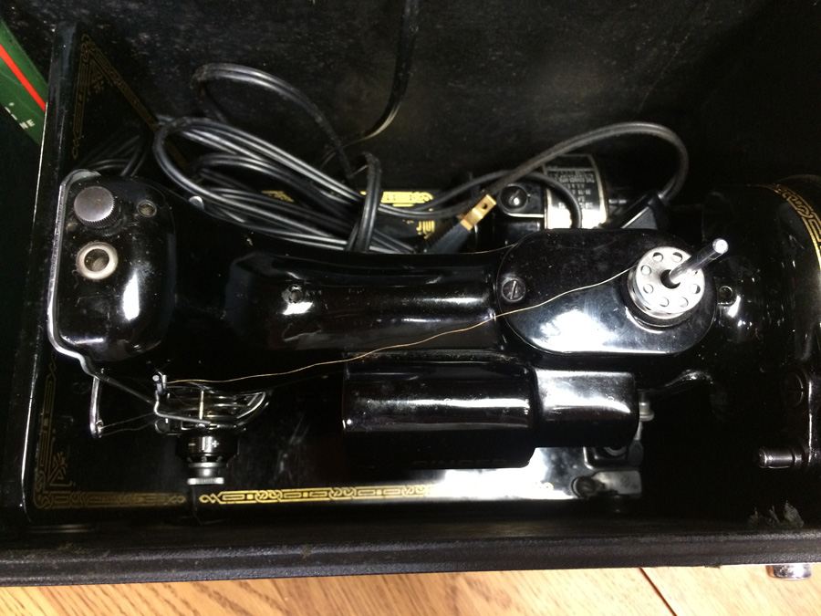 SINGER Featherweight Portable Electric Sewing Machine 221-1 [Photo 3]