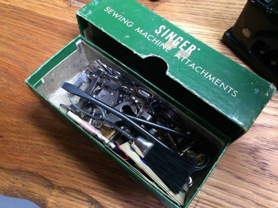 SINGER Featherweight Portable Electric Sewing Machine 221-1 [Photo 12]